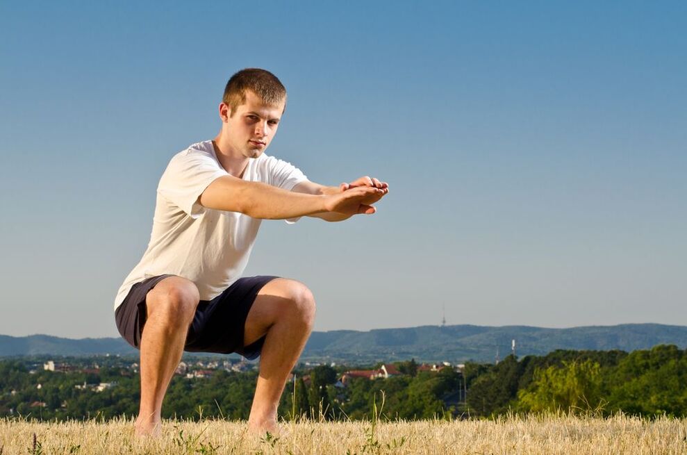 Տղամարդկանց ուժի ամրապնդմանը նպաստում են հատուկ ֆիզիկական վարժությունները, ինչպիսիք են squats-ը 